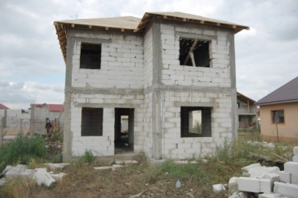 Casă aflată în construcţie, călcată de hoţi